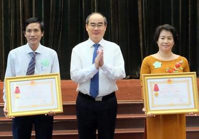 Bi thu Nhan: 'Thay co phai la tam guong de hoc sinh noi theo' hinh anh