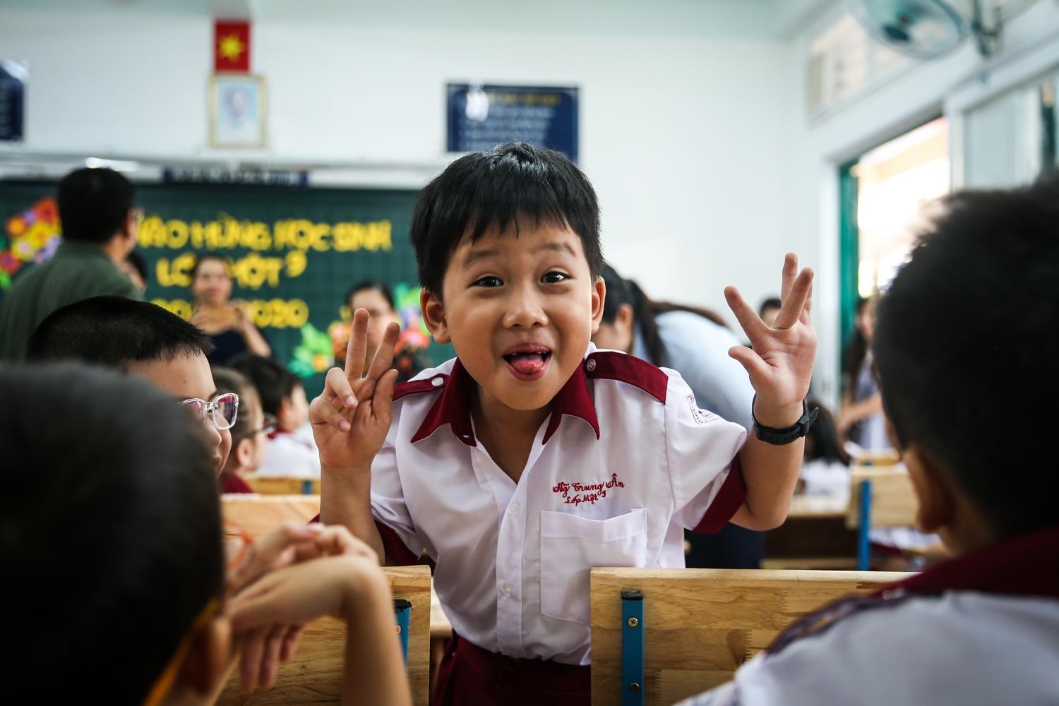 hoc sinh lop 1 den truong anh 9