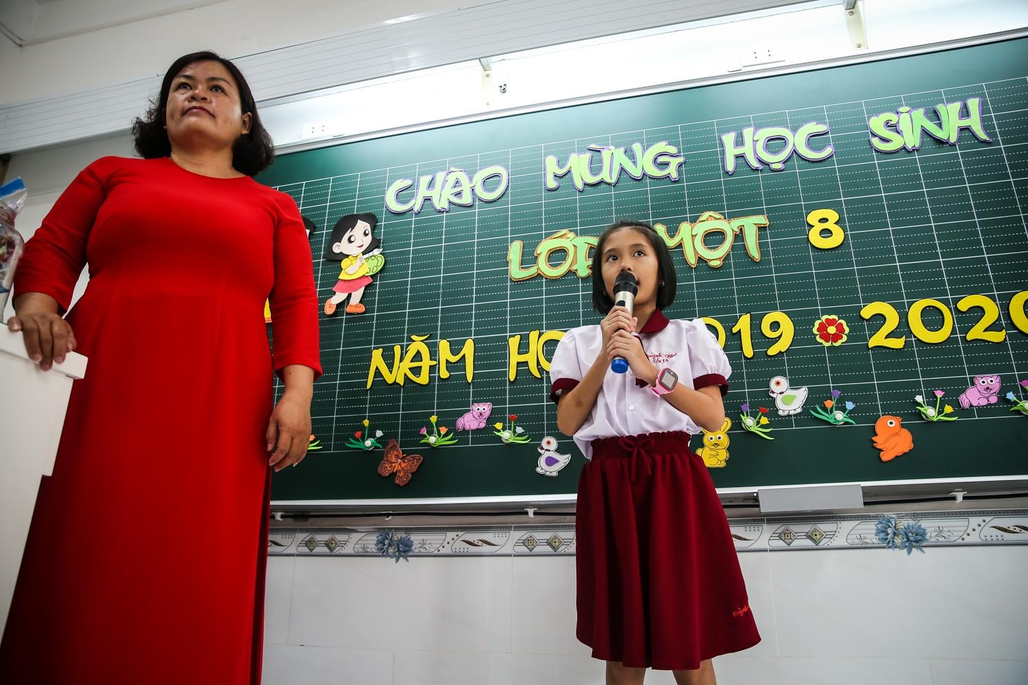 hoc sinh lop 1 den truong anh 12