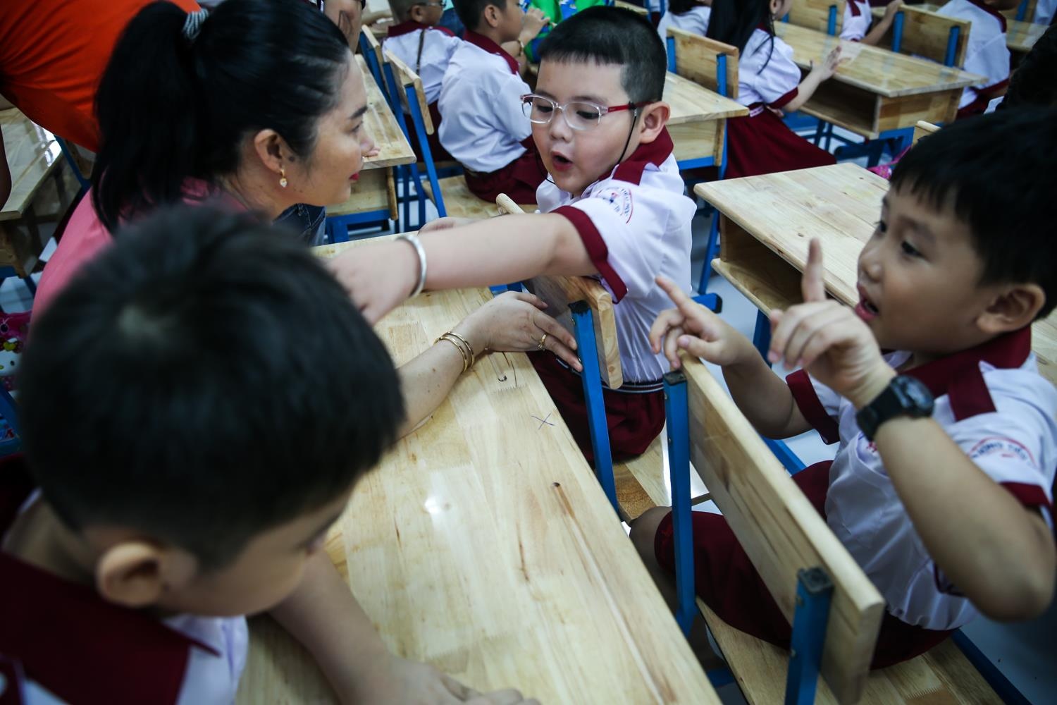 hoc sinh lop 1 den truong anh 10