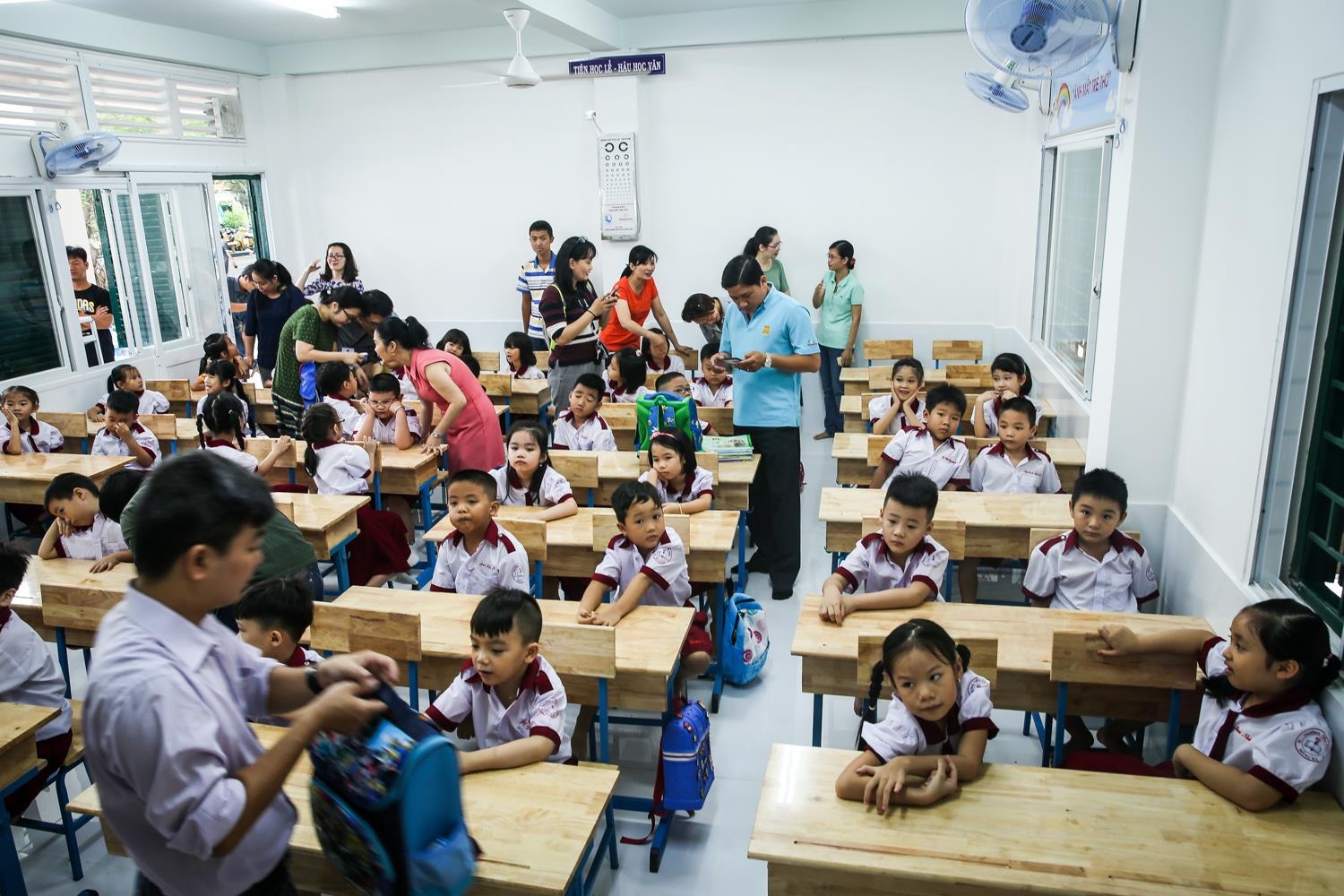 hoc sinh lop 1 den truong anh 4