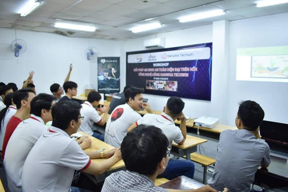 thi o nha truong phong giao duc anh 1