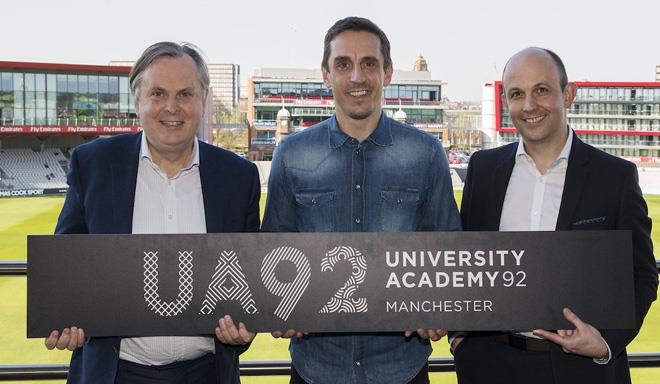 Danh thu Gary Neville mo truong dai hoc hinh anh