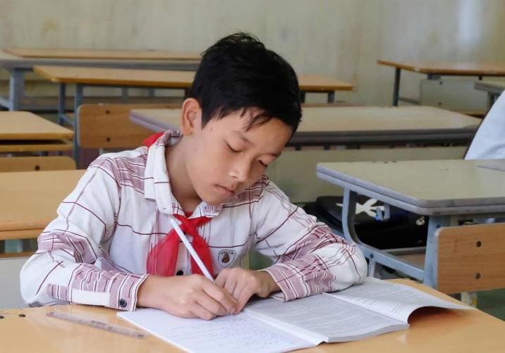 Nghi luc chinh phuc con chu cua cau be 13 tuoi song mot minh hinh anh