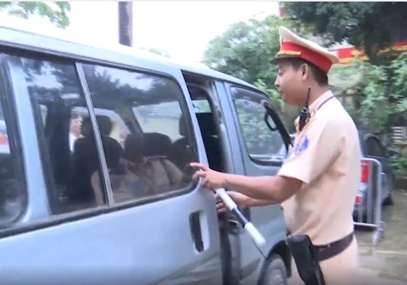 Xu ly vi pham lien quan xe dua don hoc sinh hinh anh