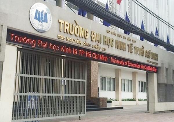 Sinh vien DH Kinh te TP.HCM phai dong bu hoc phi hang chuc trieu dong hinh anh