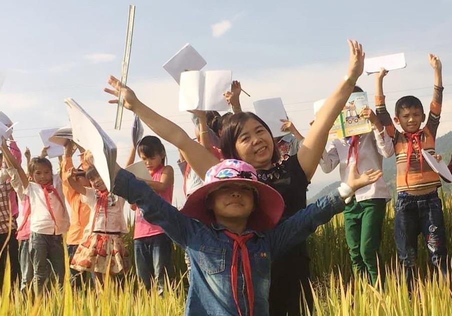 Hoc sinh khong biet ta canh dong, co giao dua ca lop ra ruong hinh anh