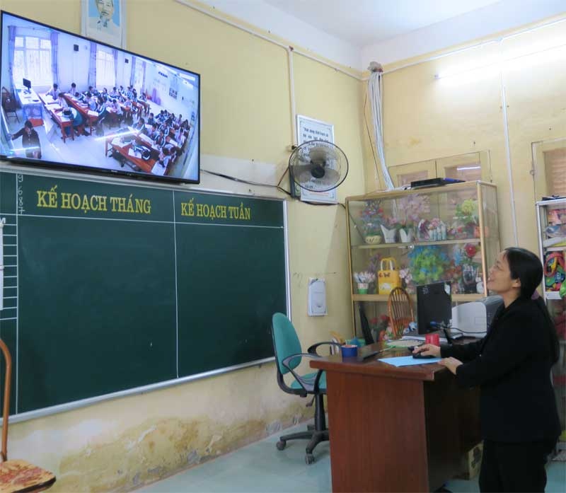 phu huynh dat camera quay len anh 2