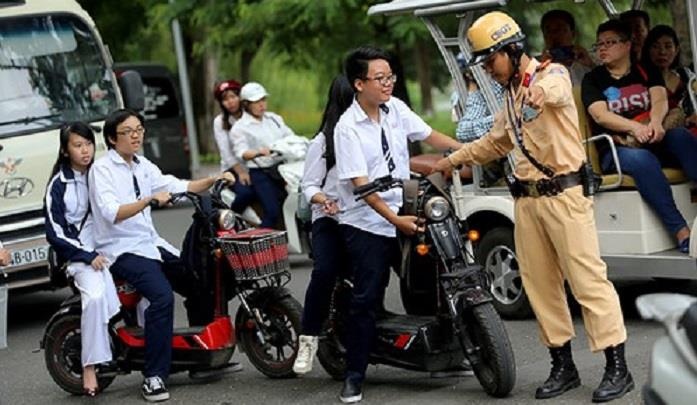 De nghi ky luat 160 hoc sinh TP.HCM vi pham luat giao thong hinh anh