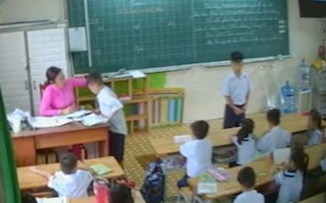 Co giao danh nhieu hoc sinh lop 2 tai TP.HCM lam don xin cuu xet hinh anh