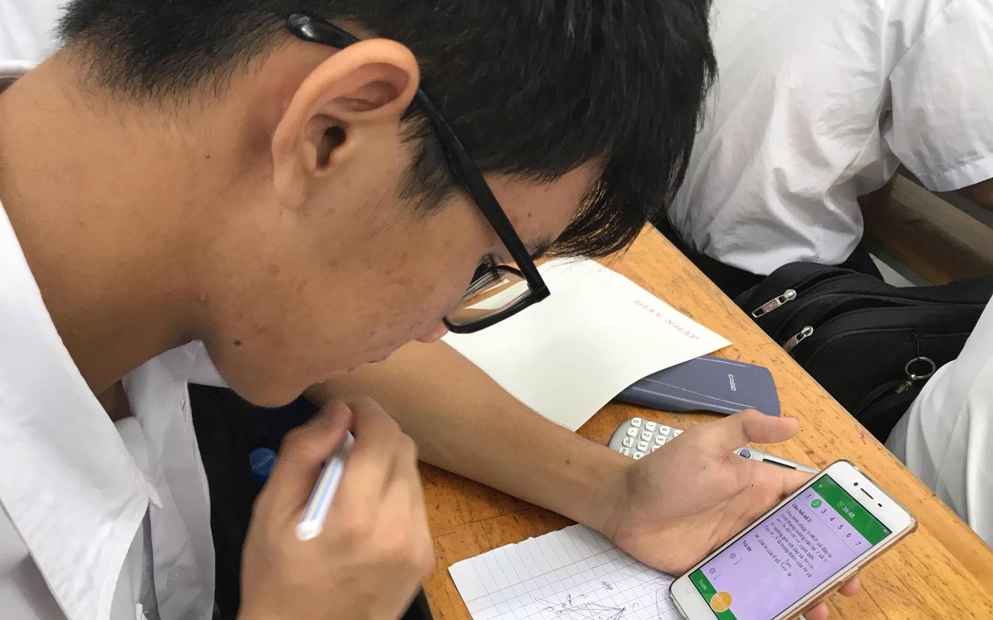 Hoc sinh TP.HCM lam bai kiem tra tren dien thoai di dong hinh anh