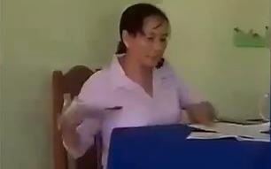 'Co giao chi vo tinh nem vo hoc sinh xuong dat sau khi cham diem' hinh anh