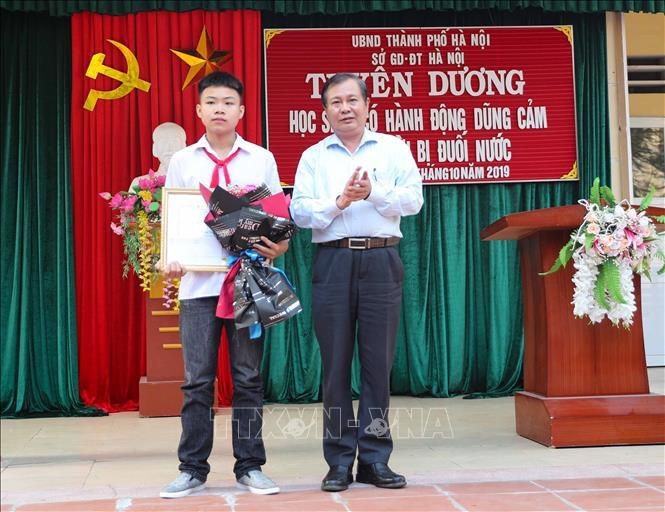 Hoc sinh cuu 2 em nho duoi nuoc anh 1