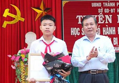 Ha Noi khen thuong hoc sinh dung cam cuu 2 em nho bi duoi nuoc hinh anh