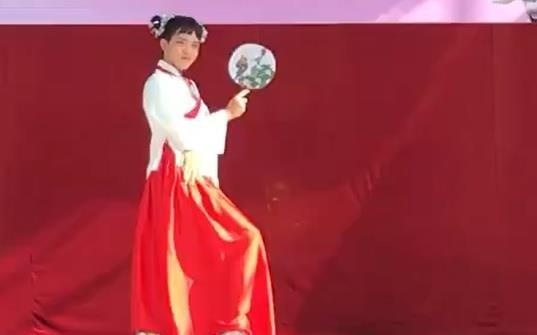 Nam sinh nhay mua mung 20/10 khien nhieu nguoi nham la nu hinh anh