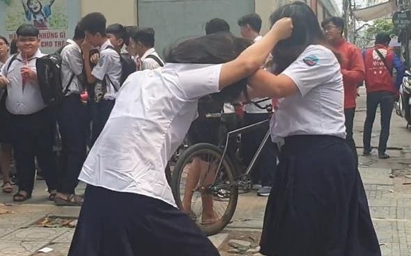 Hai nu sinh TP.HCM danh nhau ngay truoc cong truong hinh anh