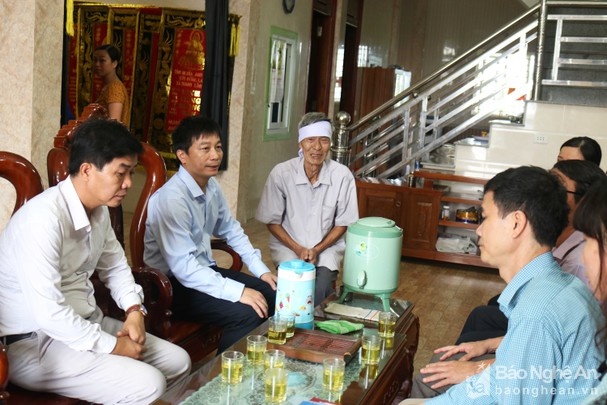 trao bang cho sinh vien da mat anh 1