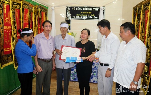 trao bang cho sinh vien da mat anh 2