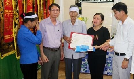 DH Vinh trao bang thac si cho thay giao da qua doi hinh anh