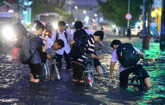 Gia mao cong van khan cho hoc sinh nghi tranh bao hinh anh