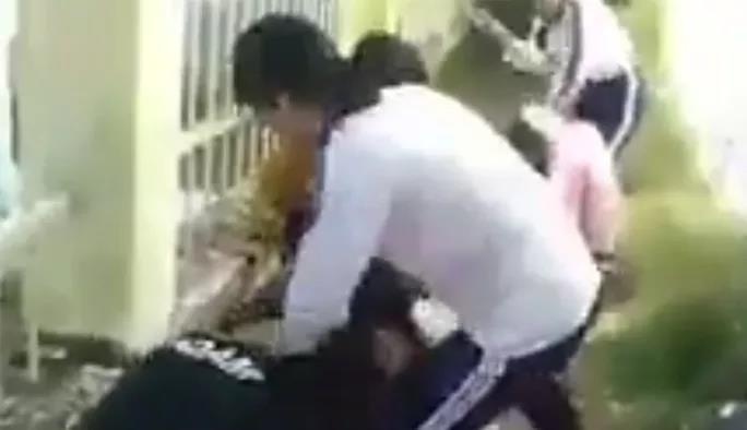 Liec mat o nha xe, nu sinh bi 'dan chi' danh hinh anh