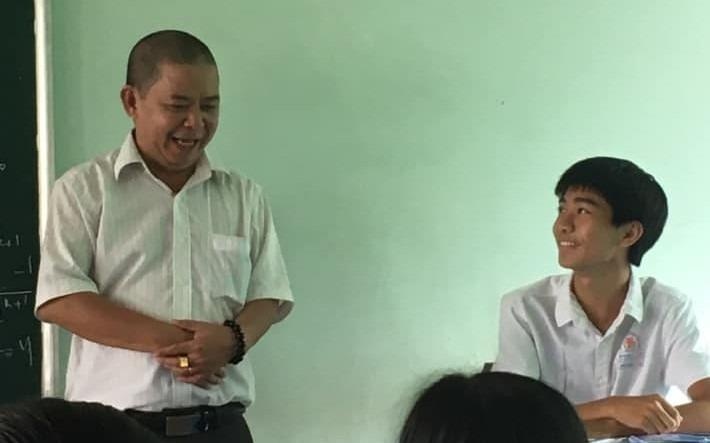 Thay giao vao vai hoc tro, day cach chuc mung ngay 20/11 hinh anh