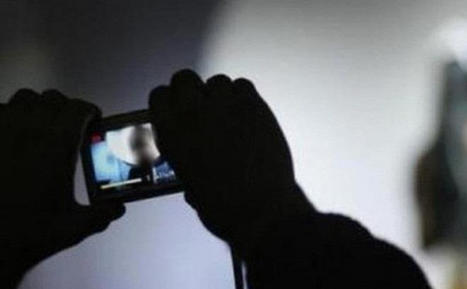 Thay giao tiep tay cho hieu truong phat tan anh 'nong' cua dong nghiep hinh anh