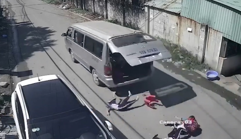 3 hoc sinh tieu hoc vang khoi oto, roi xuong duong hinh anh