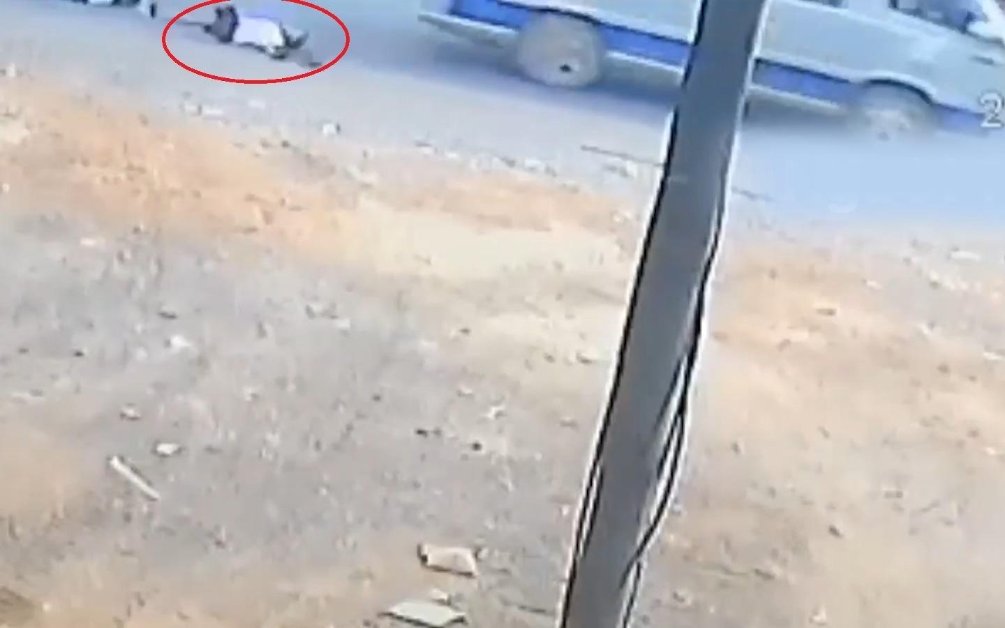 Hai hoc sinh vang xuong duong hinh anh