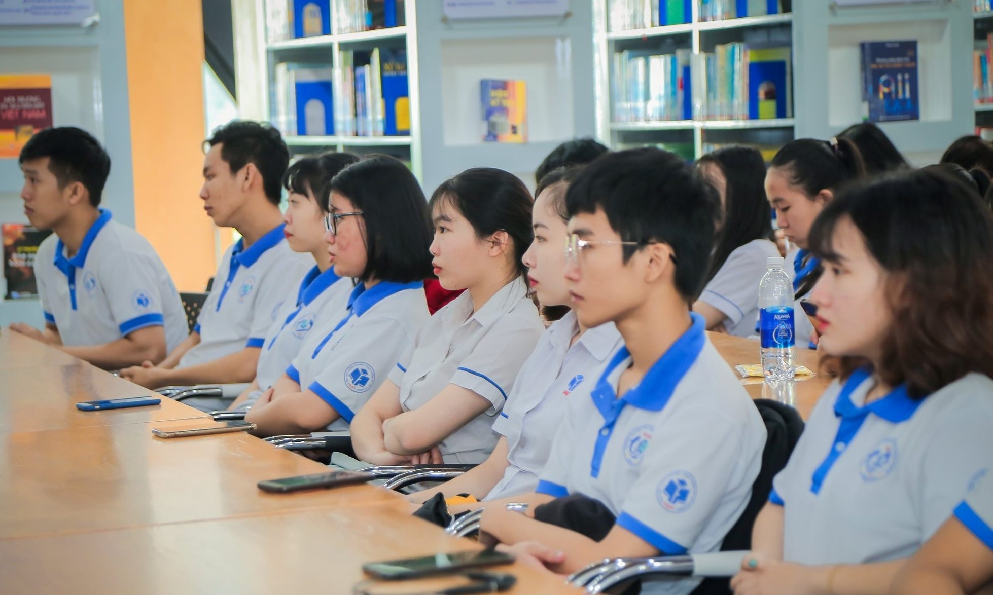 sinh viên mặc đồng phục ảnh 1 sinh vien mac dong phuc anh 1