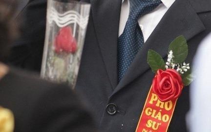 Cong nhan 422 giao su, pho giao su nam 2019 hinh anh