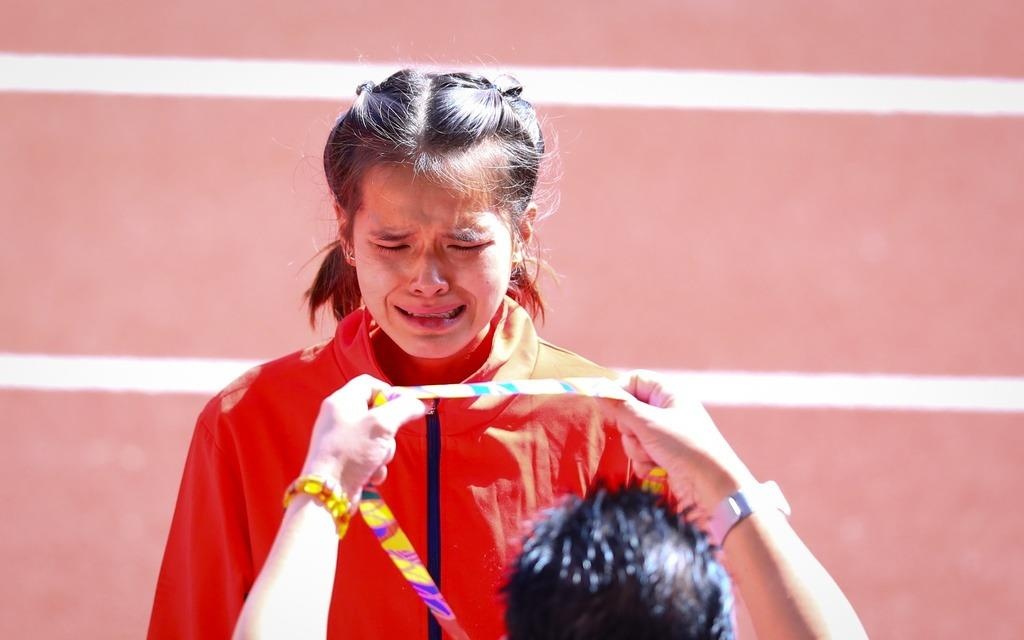 Cam phuc nu sinh DH Quy Nhon thi dau het minh tai SEA Games hinh anh