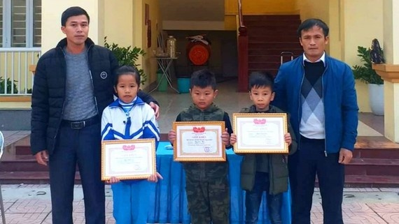 Khen thuong 3 hoc sinh co hanh dong dep khi nhat duoc cua roi hinh anh