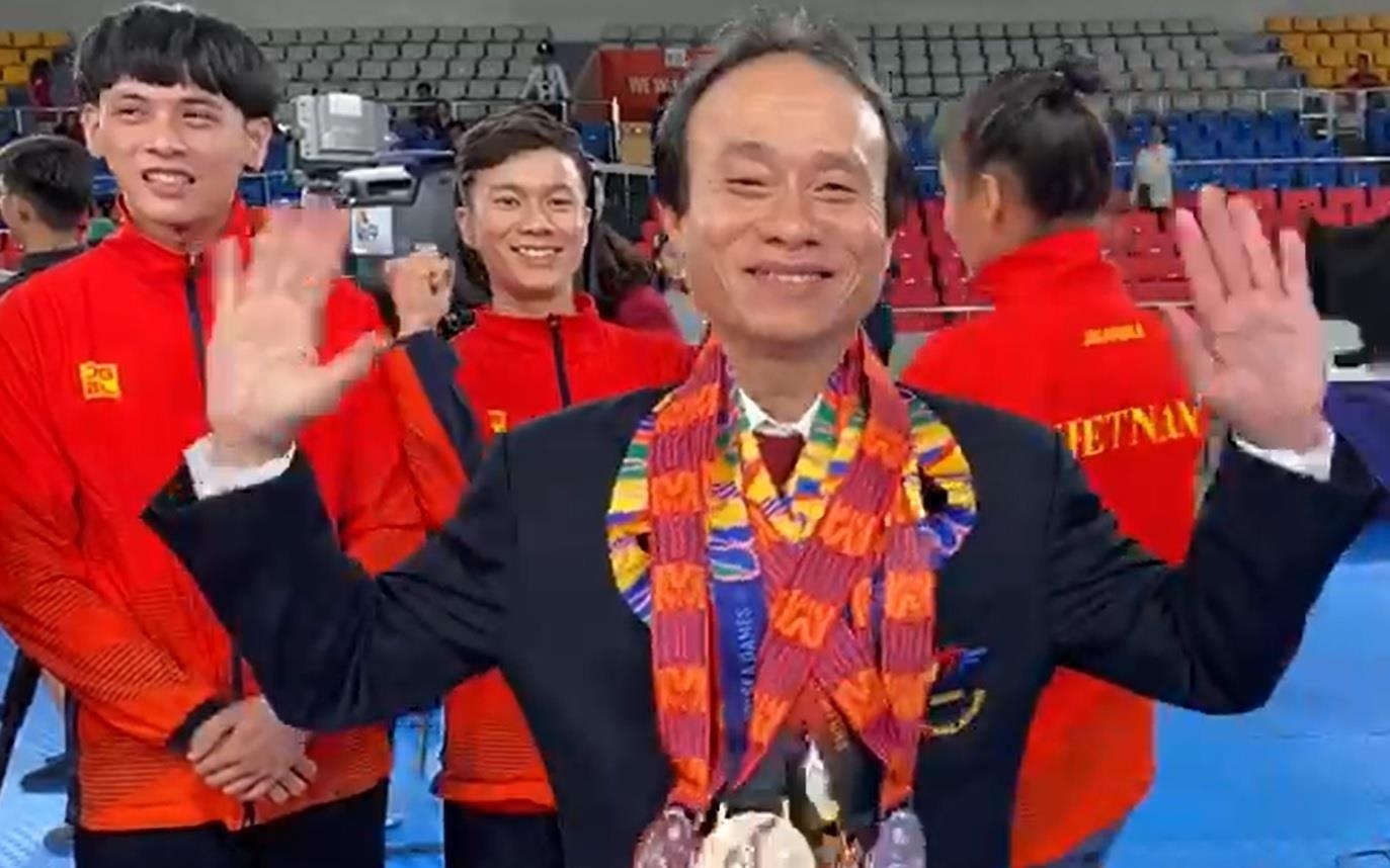 Van dong vien taekwondo khoc, trao huy chuong SEA Games 30 cho thay hinh anh