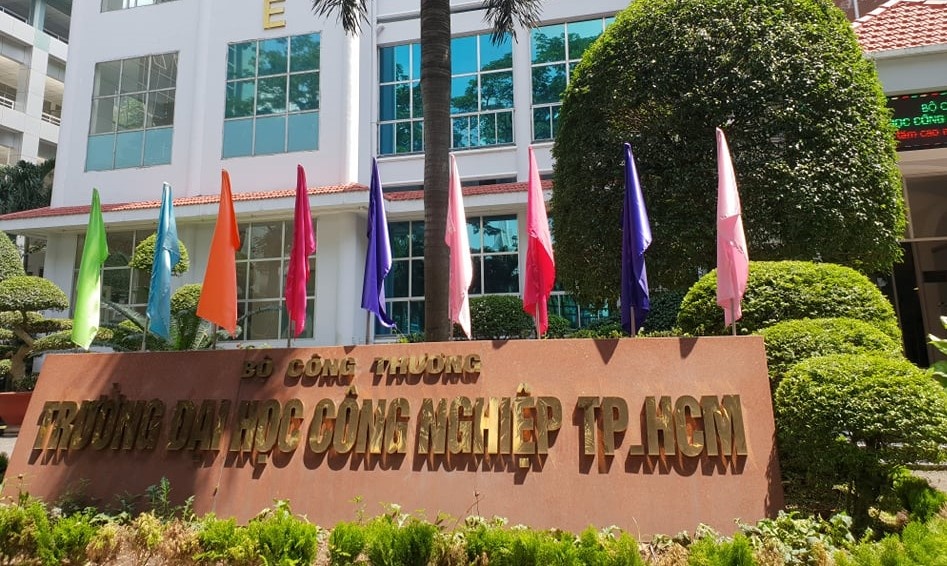 'Hon 2.200 sinh vien bo hoc khong phai con so dang lo ngai' hinh anh