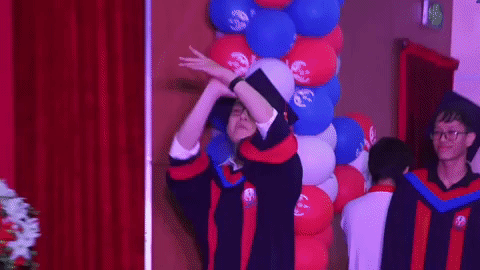 Sinh vien mua quat, quy dap dau khi nhan bang tot nghiep hinh anh