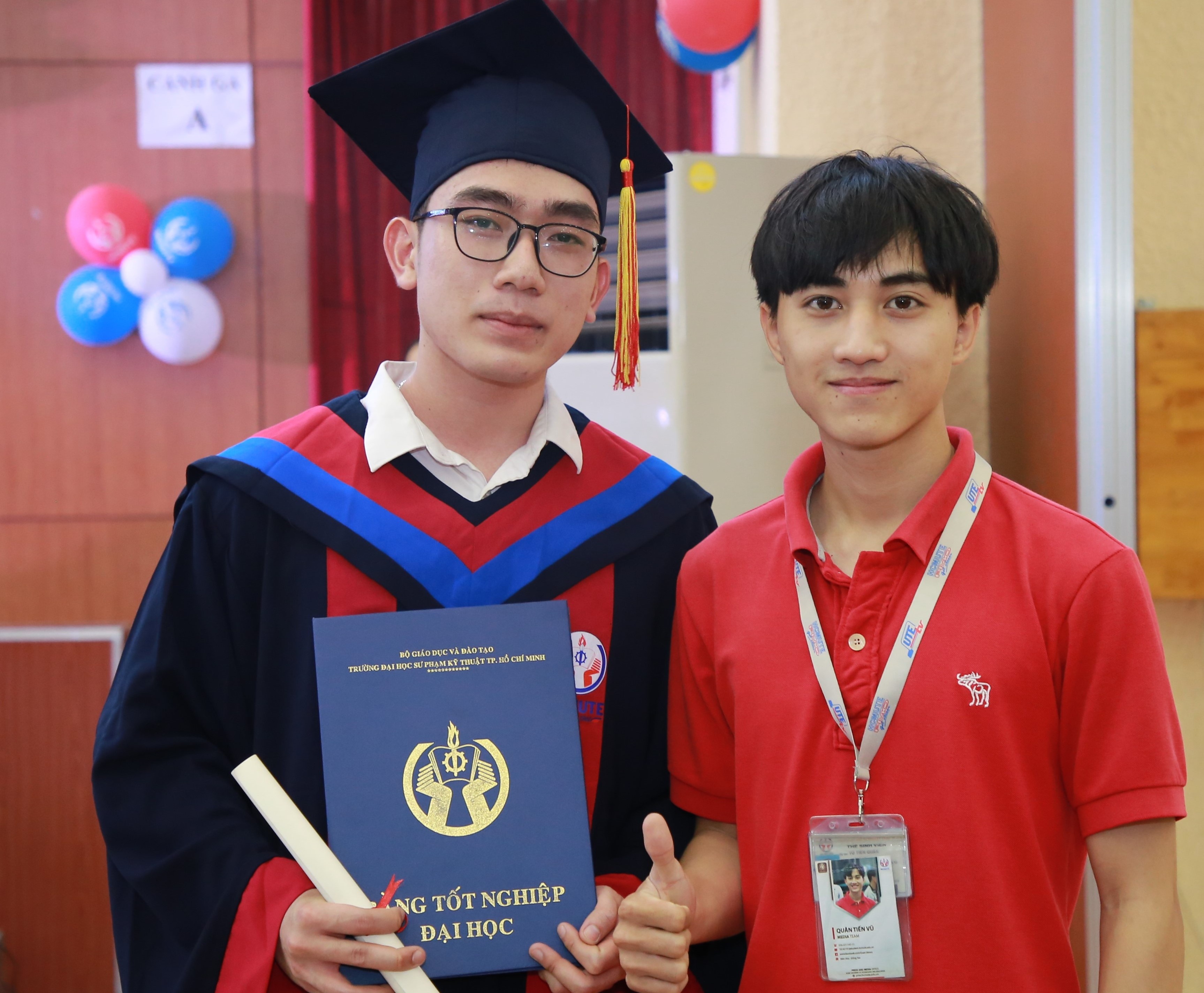 sinh vien quy nhan bang tot nghiep anh 1