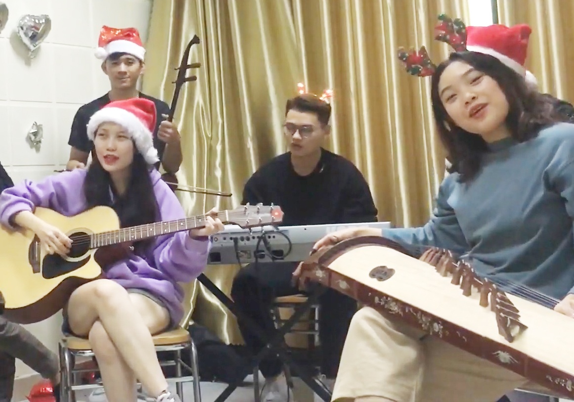 Sinh vien bien tau ca khuc mung Giang sinh bang nhac cu dan toc hinh anh