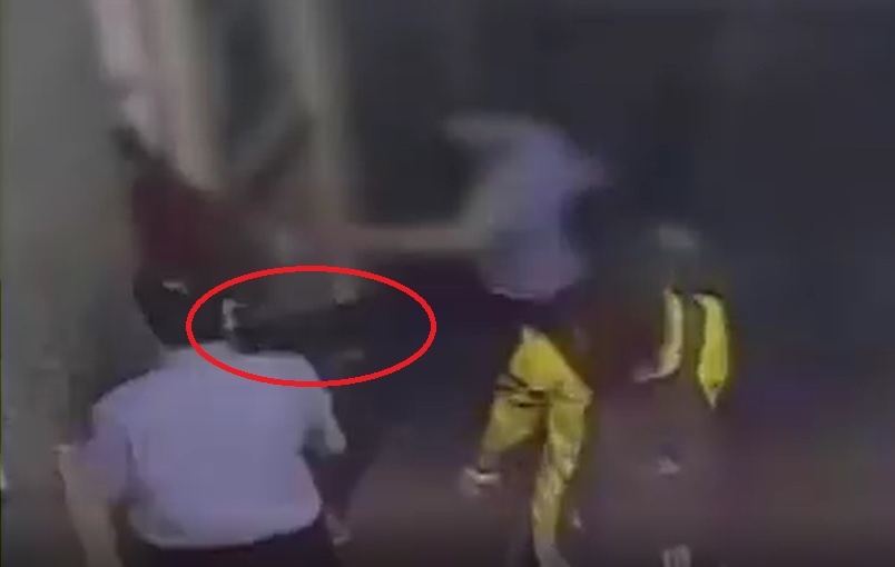 Nu sinh to bi bao ve dap vao nguoi hinh anh