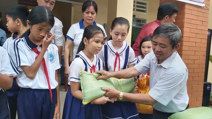 hũ gạo tình thương ảnh 1 hu gao tinh thuong anh 1