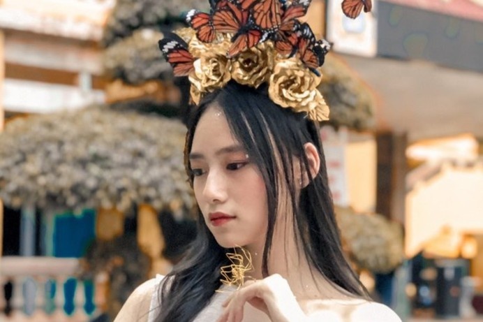 Nu sinh duoc khen xinh dep trong trang phuc tu che hinh anh