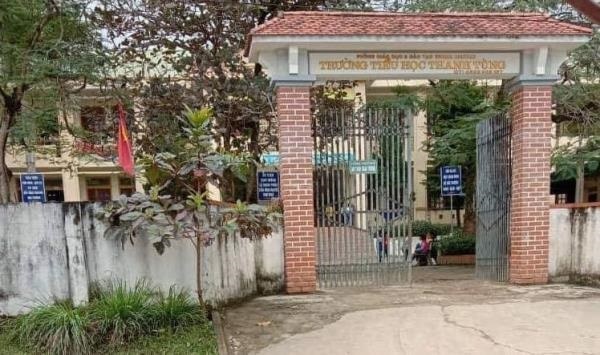 hoc sinh bi bo quen trong nha ve sinh anh 1