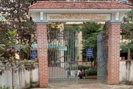 Vu hoc sinh lop 4 bi 'bo quen' o nha ve sinh: Kiem diem co giao hinh anh