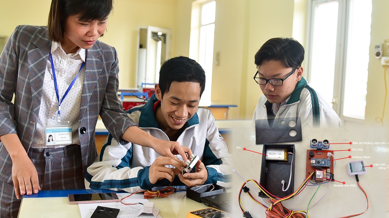 Hai hoc sinh sang che thiet bi canh bao bo quen tre em tren oto hinh anh