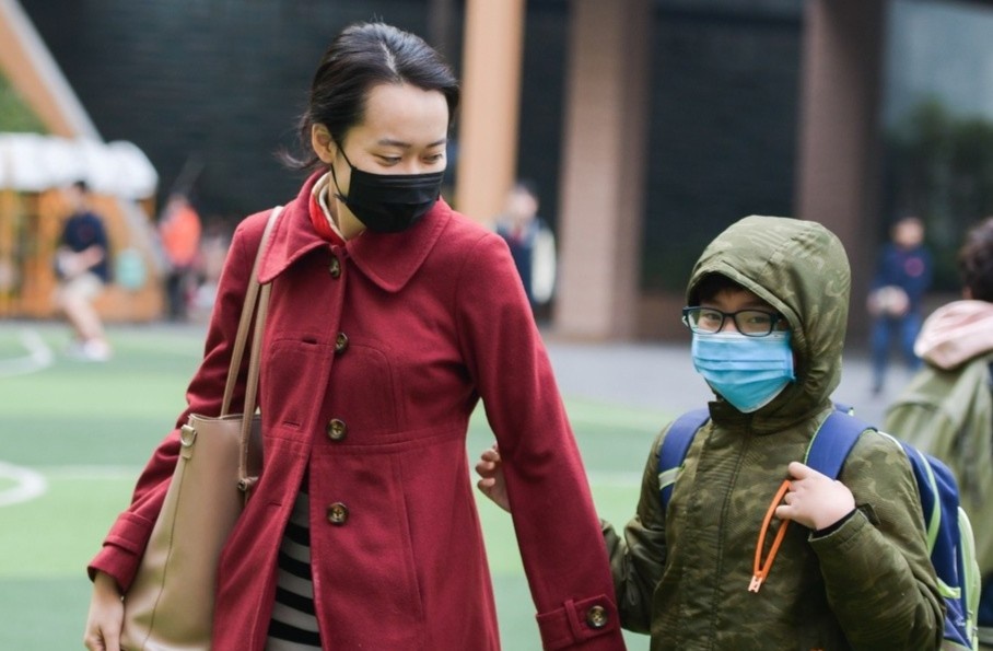 Hoc sinh TP.HCM di hoc ngay 3/2 hinh anh