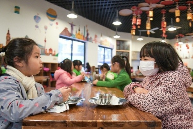 Truong cong dau tien tai TP.HCM cho hoc sinh nghi vi dich corona hinh anh