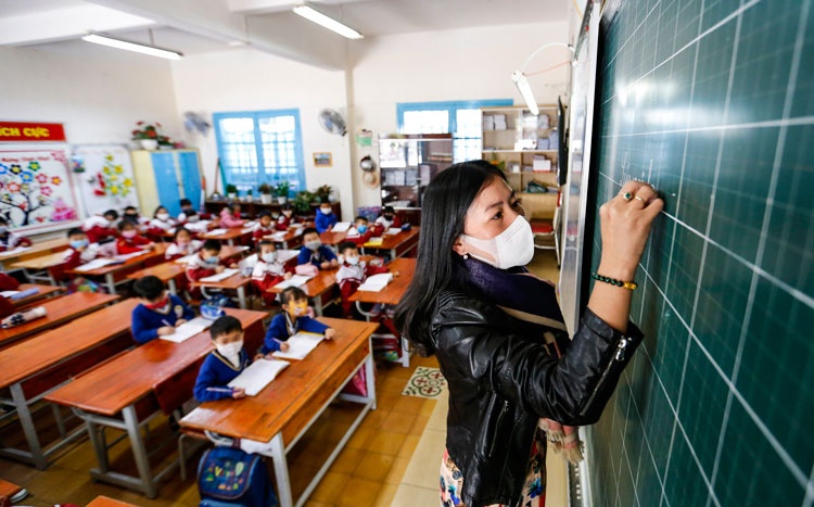 So GD&DT TP.HCM yeu cau giam sat hoc sinh, giao vien ve tu vung dich hinh anh