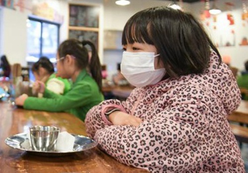 Bo Y te: Dia phuong khong co dich, hoc sinh co the tro lai lop hinh anh