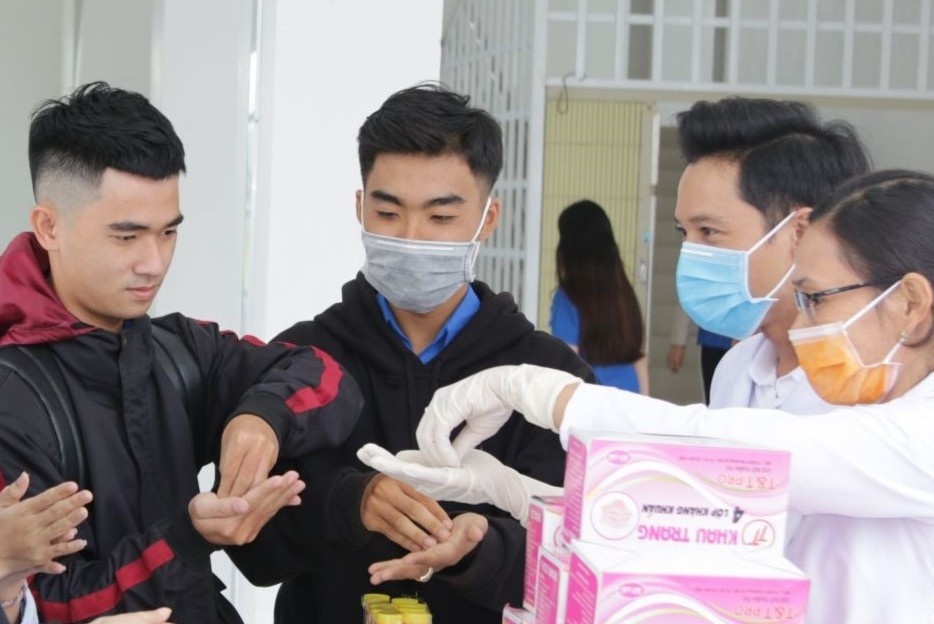 Tro lai truong, sinh vien duoc phat khau trang, nuoc rua tay mien phi hinh anh