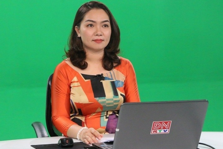 Nghi het thang 2, hoc sinh Dong Nai on tap qua truyen hinh hinh anh